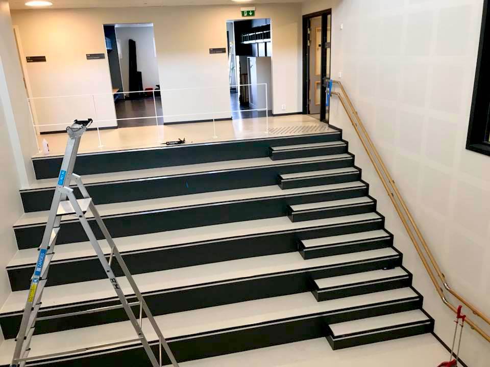 Maler Harstad og malerfirma Harstad som legger gulvbelegg